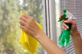 در نظر داشته باشید، که اگر نیاز به استفاده از مواد شوینده برای تمیز کردن درب و پنجره‌های یو پی وی سی شد، در این صورت می‌توانید از صابون استفاده کنید.